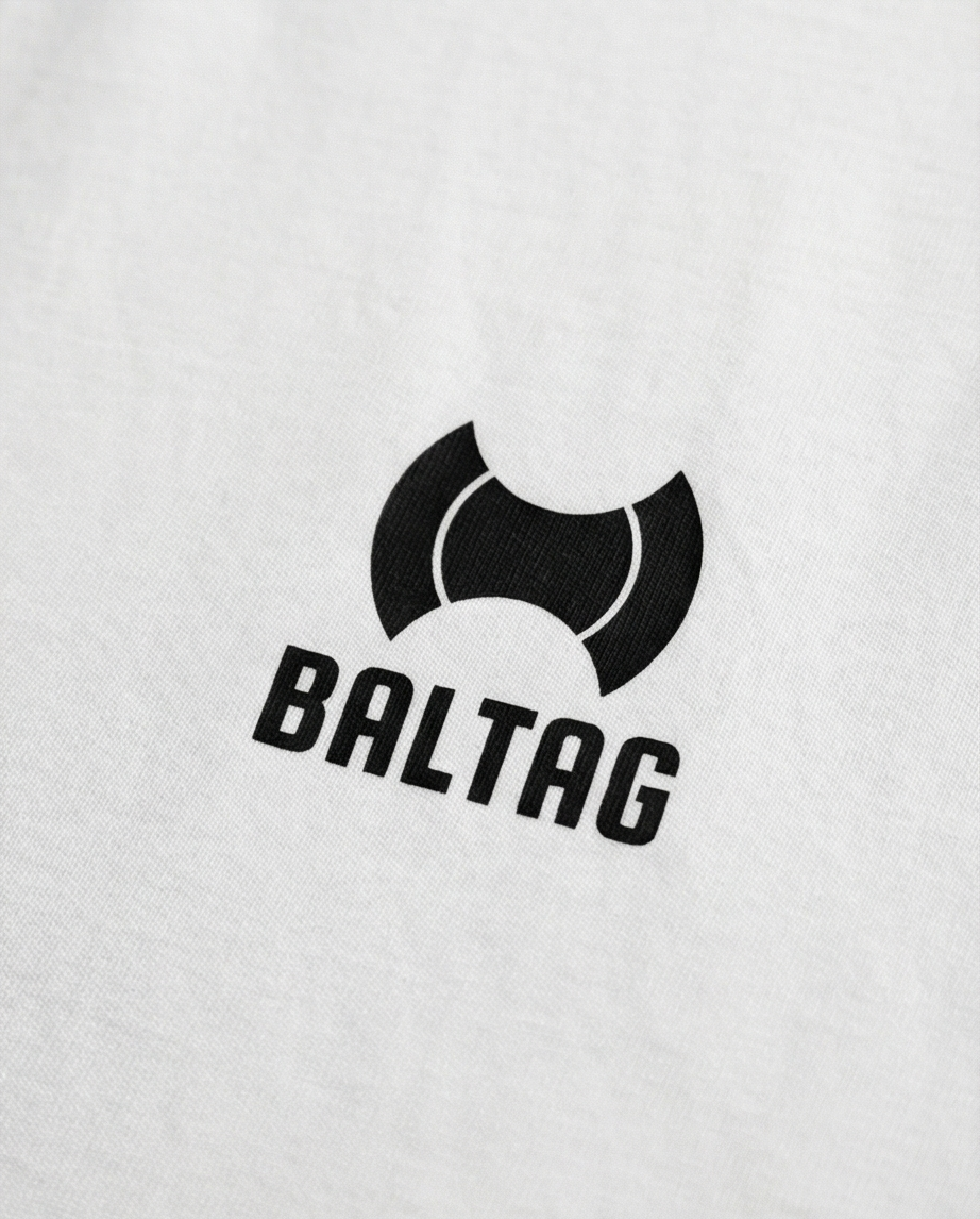 BALTAG Statement T-Shirt Weiß – Unisex Regular Fit mit Backprint | Streetwear Premium