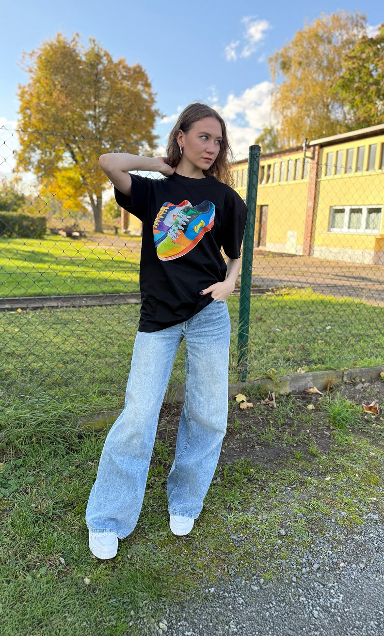 Damen T-Shirt Schwarz & Weiß mit buntem Sneaker-Print – BALTAG Kollektion