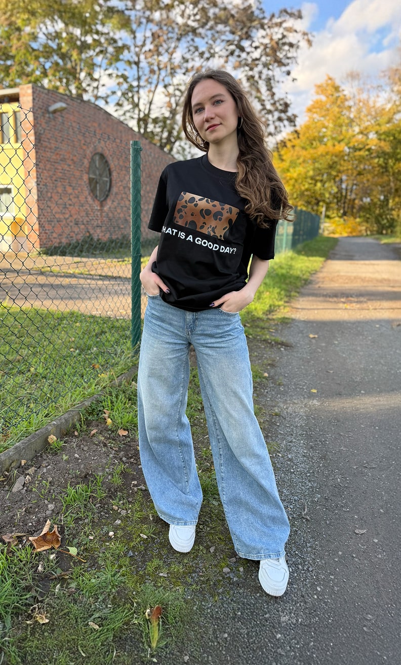 Damen T-Shirt Schwarz & Weiß mit Leo-Print und Slogan „What is a good day?“ – BALTAG Kollektion