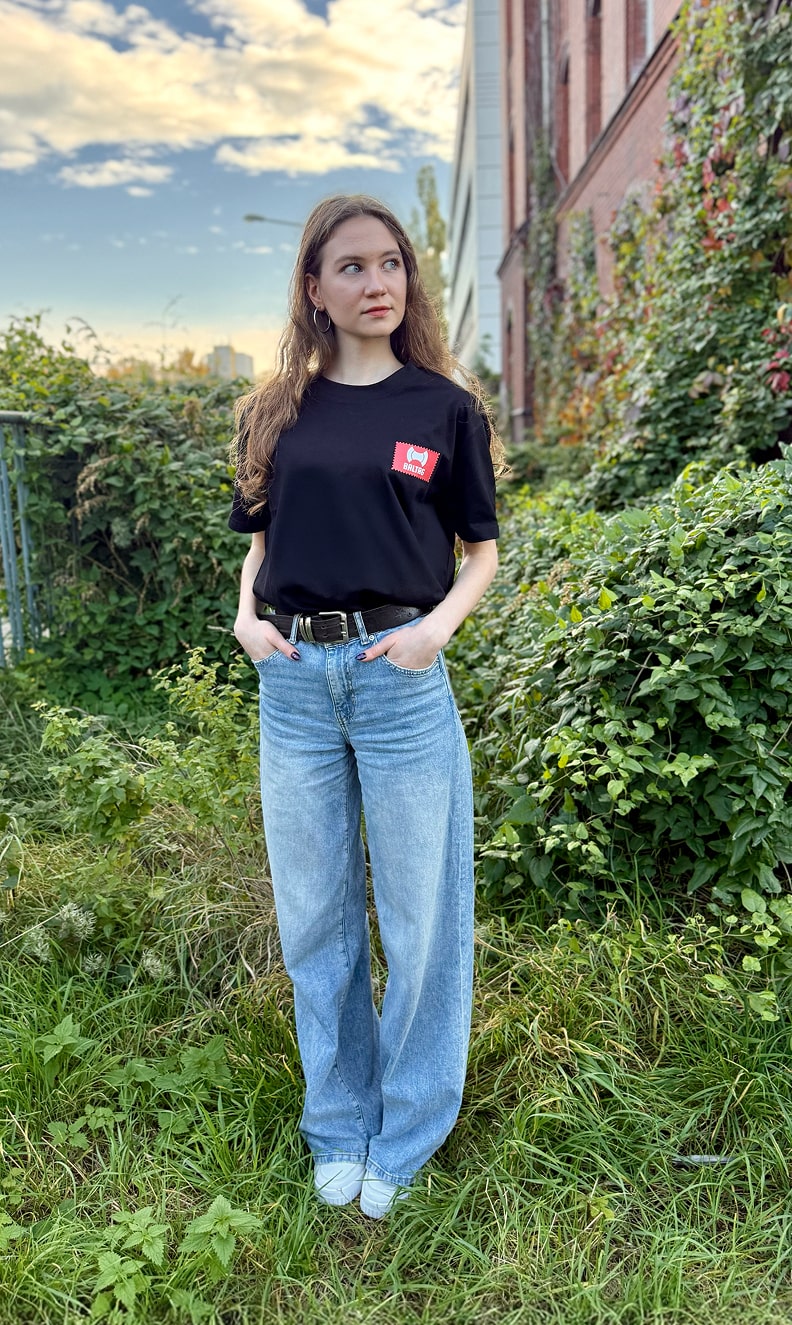 Damen T-Shirt Schwarz mit kleinem BALTAG-Logo in vier Farbvarianten