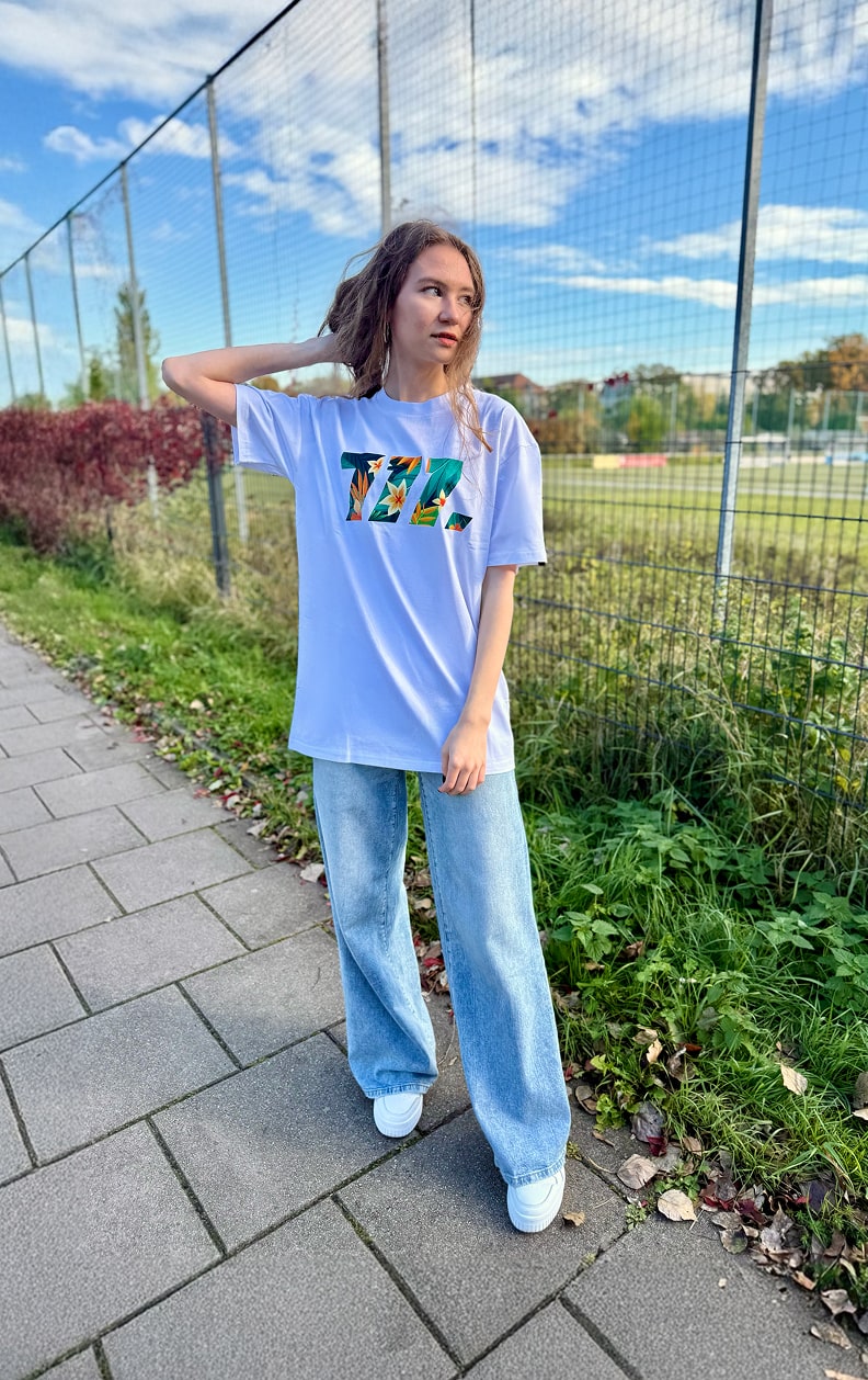 Damen T-Shirt Weiß mit „777“-Print im Blumen-Design – BALTAG Kollektion