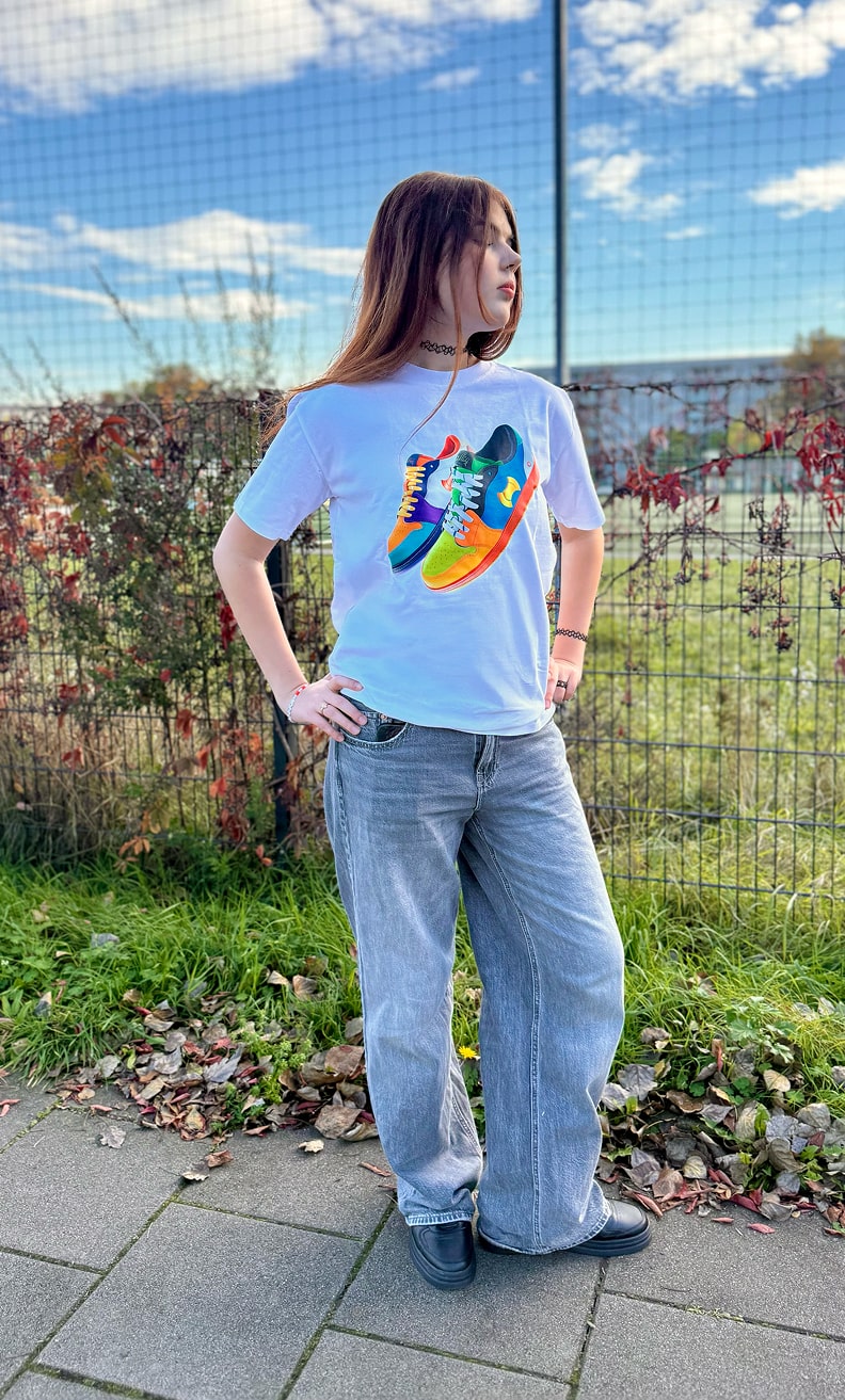 Damen T-Shirt Schwarz & Weiß mit buntem Sneaker-Print – BALTAG Kollektion