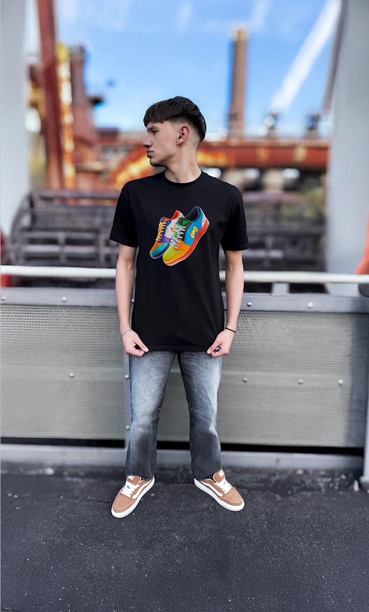 Herren T‑Shirt Schwarz mit farbigem Sneaker‑Print – BALTAG Streetstyle Edition