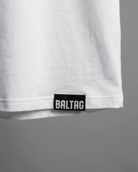 BALTAG Statement T-Shirt Weiß – Unisex Regular Fit mit Backprint | Streetwear Premium