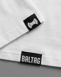 BALTAG Statement T-Shirt Weiß – Unisex Regular Fit mit Backprint | Streetwear Premium