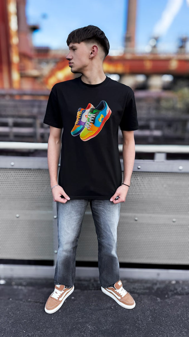 baltag-herren-t-shirt-schwarz-sneaker-bunter-print